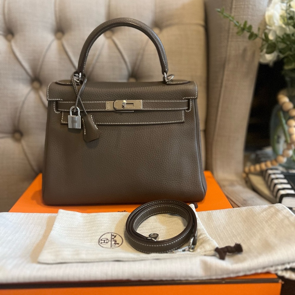 ❌SOLD❌Kelly 28 Etoupe with PHW 
Togo leather Stamp R Square 2014
